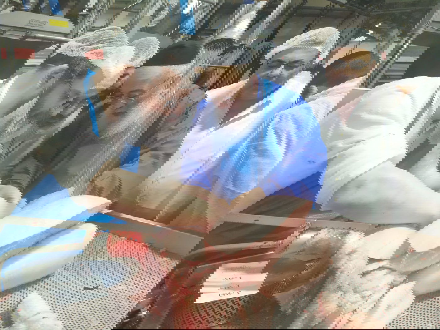 הרב שלמה משה עמאר בביקורו במשחטה, לצידו מר שמעון אסרף, מבעלי וול דאן