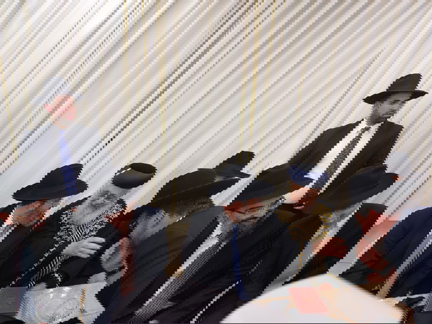 תיעוד: שמחת אירוסי נכד הראשונים לציון