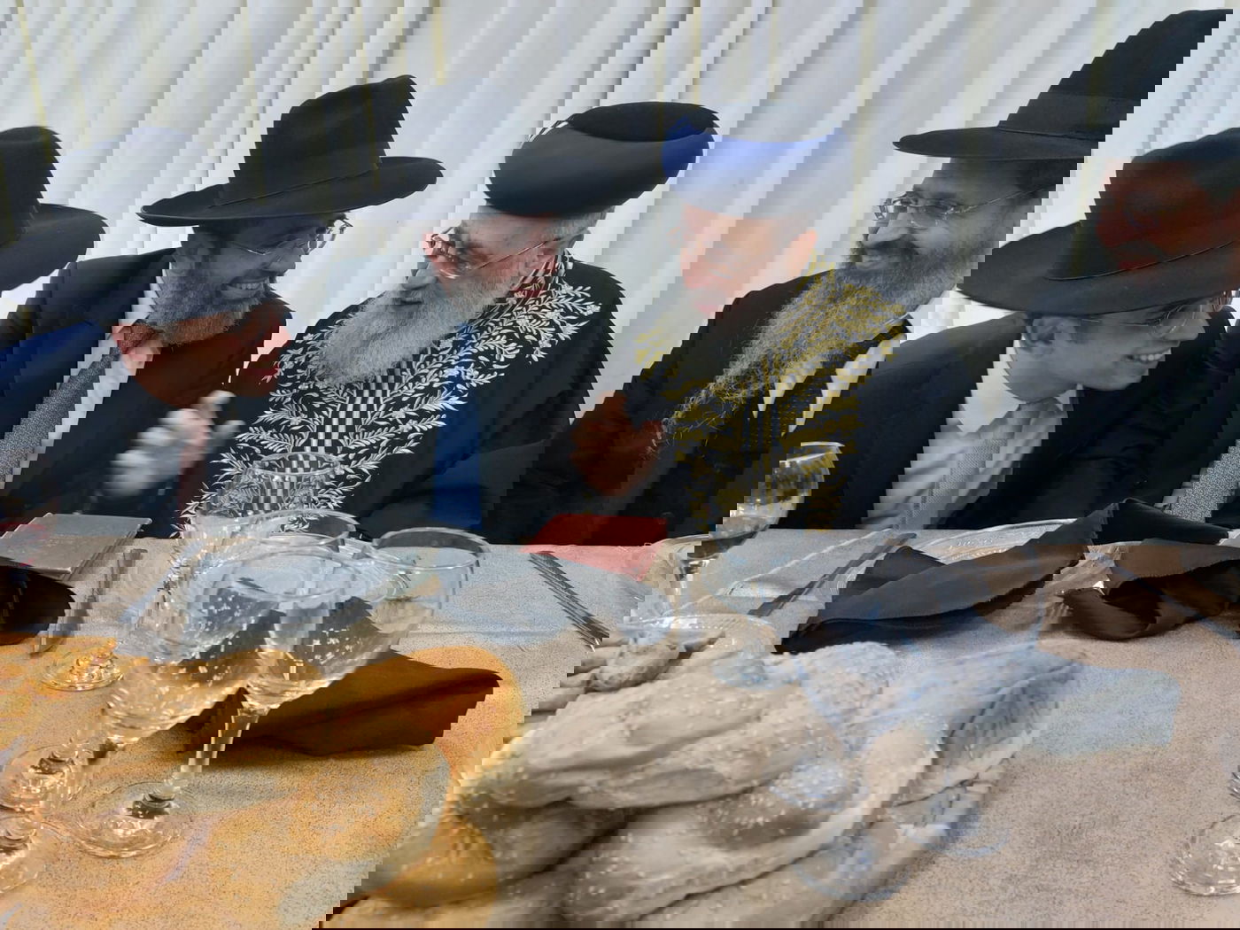 תיעוד: שמחת אירוסי נכד הראשונים לציון