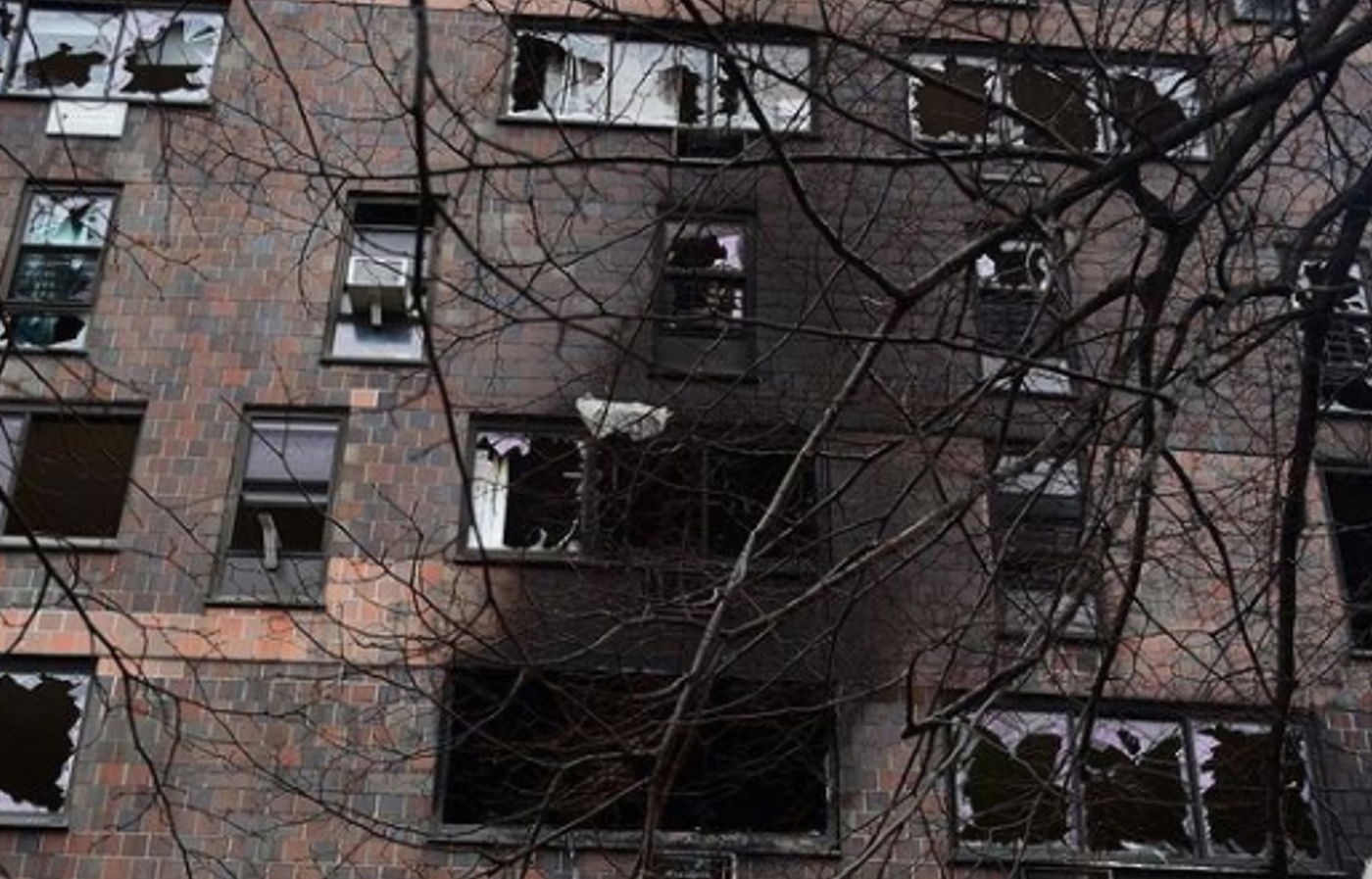 הבניין השרוף