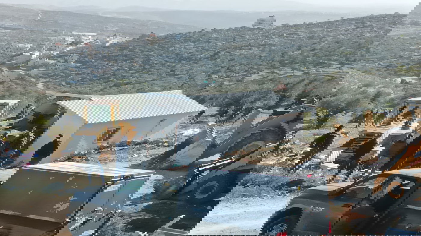 שני מתיישבים כלאו עצמם במתקן ברזל; צפו