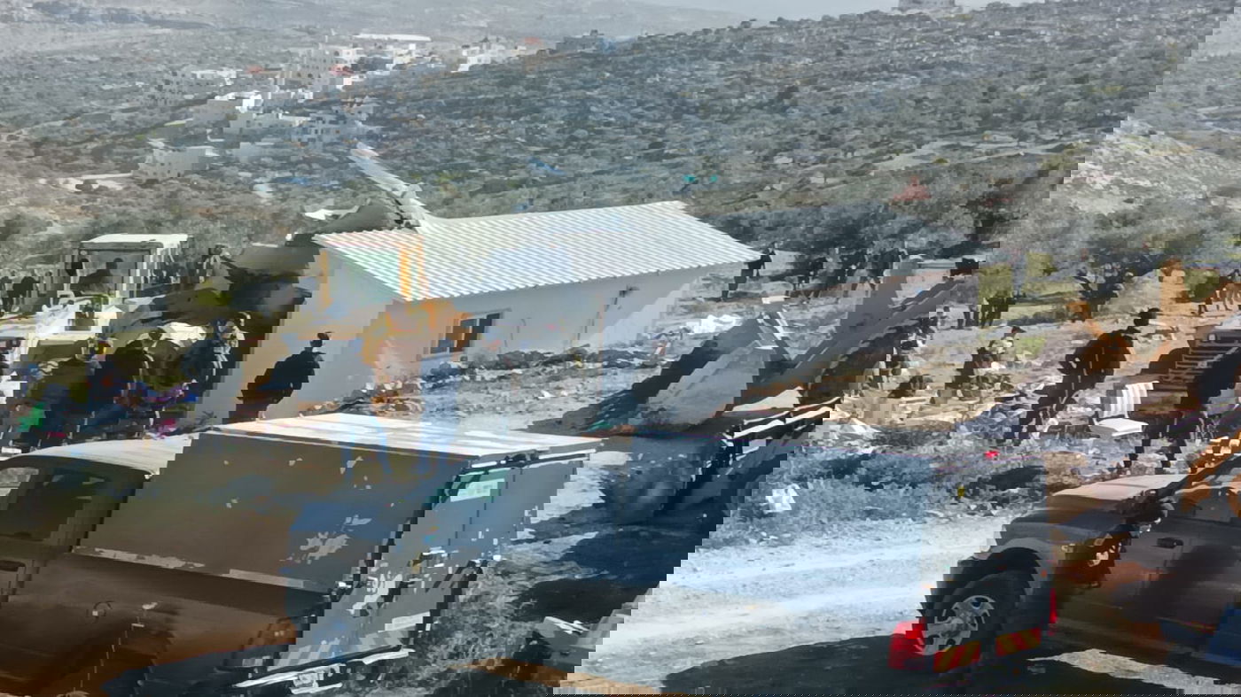 שני מתיישבים כלאו עצמם במתקן ברזל; צפו