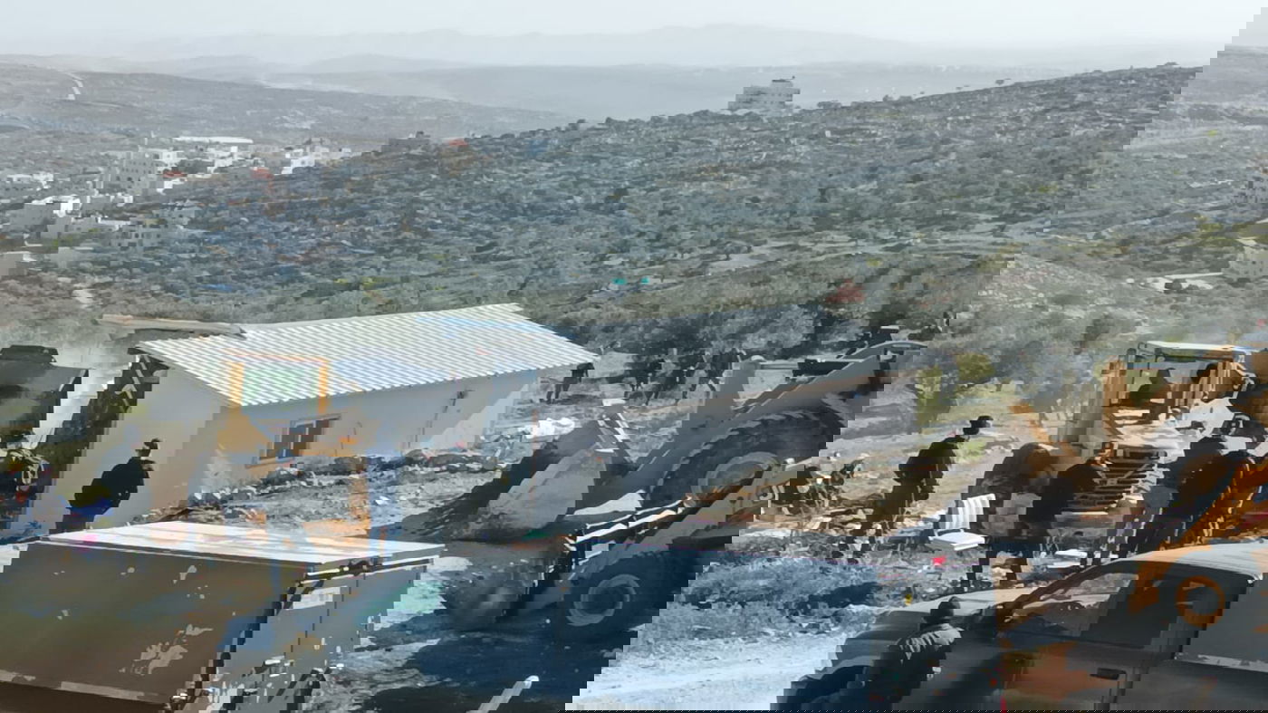 שני מתיישבים כלאו עצמם במתקן ברזל; צפו