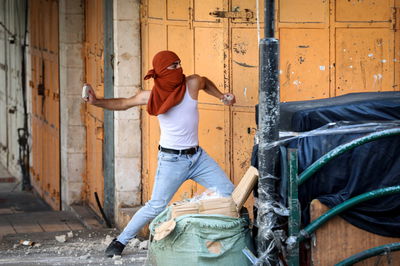 יידוי אבנים; אילוסטרציה