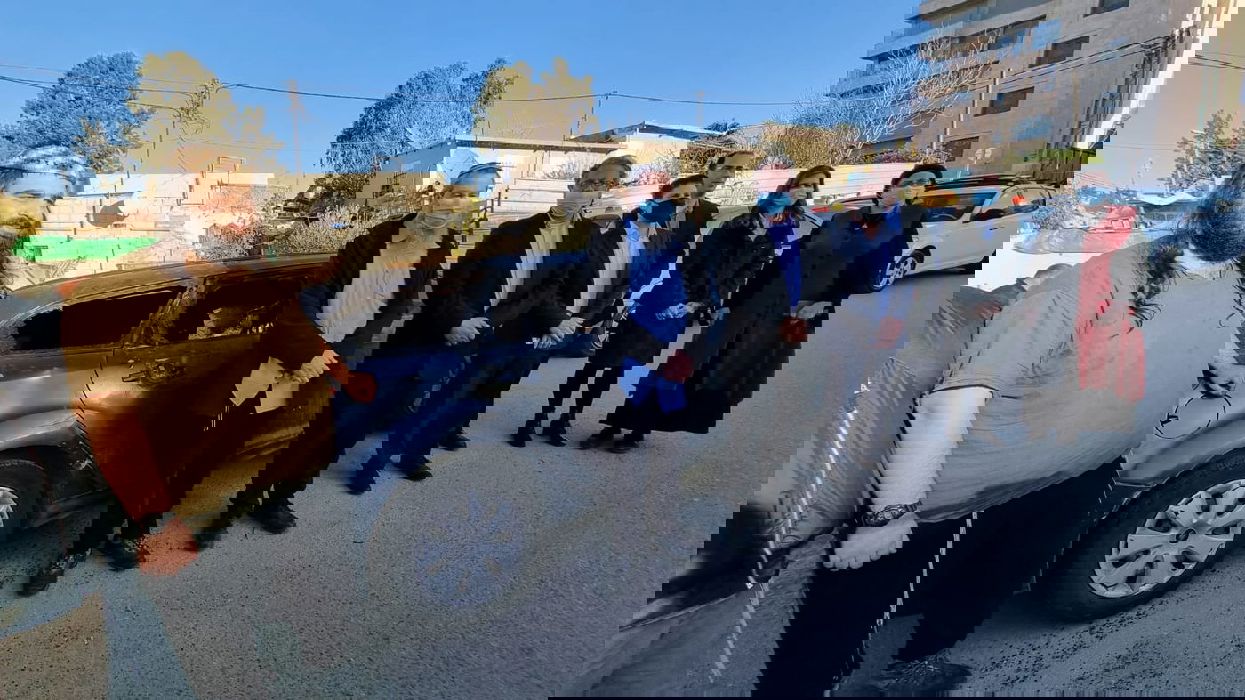 חברי הסיעה על רקע הרכב השרוף