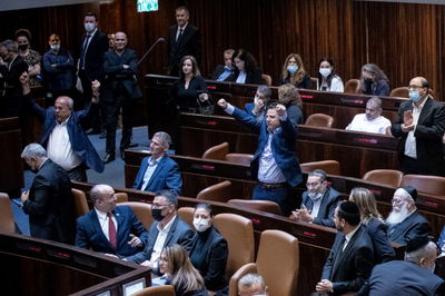 רע''מ, אורבך וחולי הקורונה בחוץ, באופוזיציה חגגו