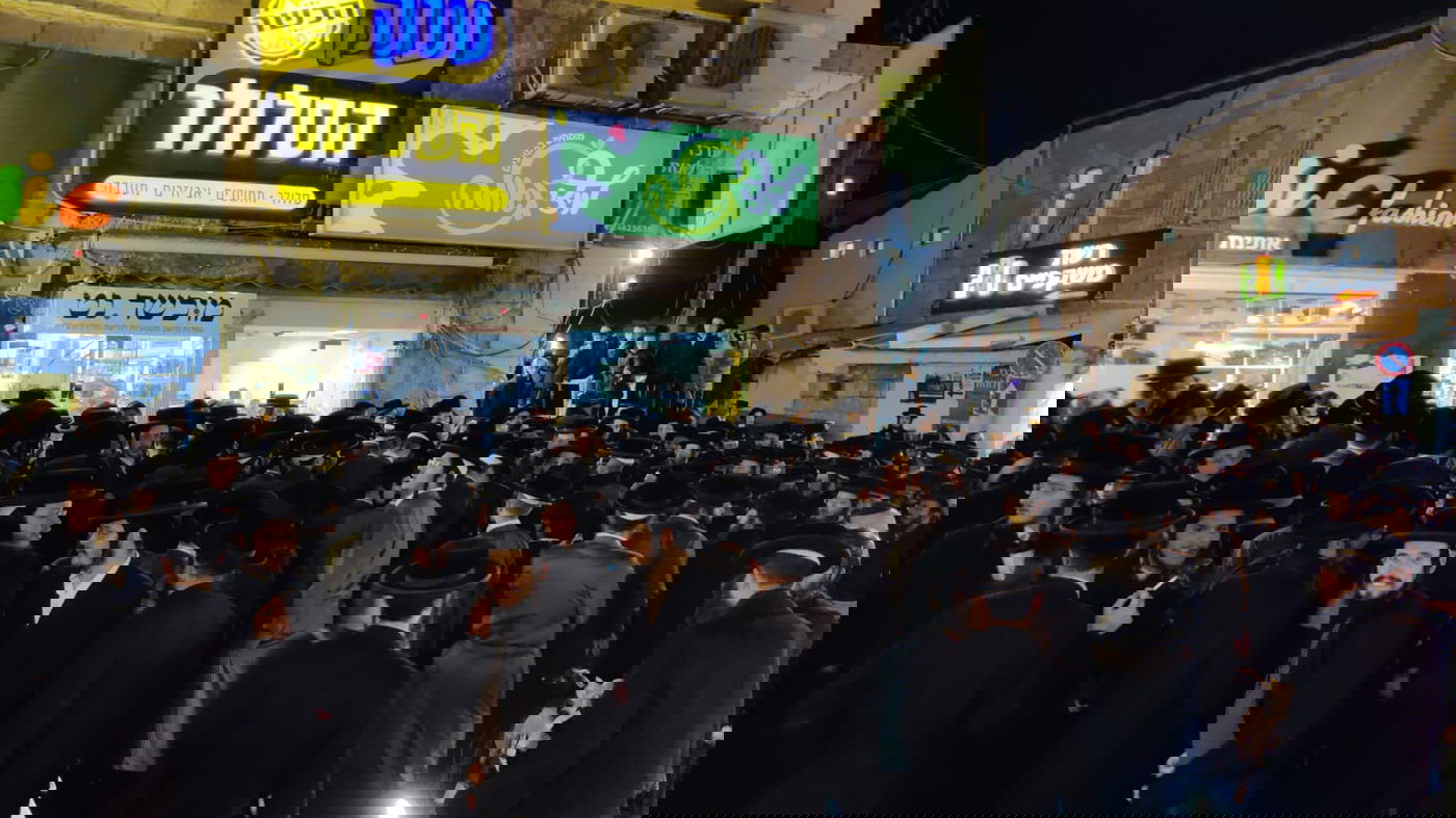 בהוראה חריגה מהרבי: חסידי תולדות אהרן מחו נגד החנות • צפו