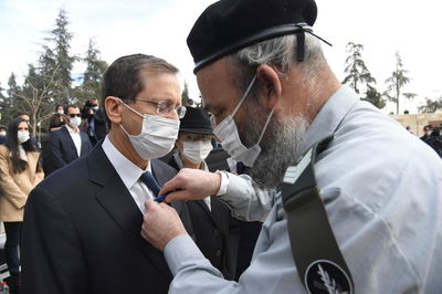 יצחק הרצוג ורעייתו, ליד ארון הקבורה