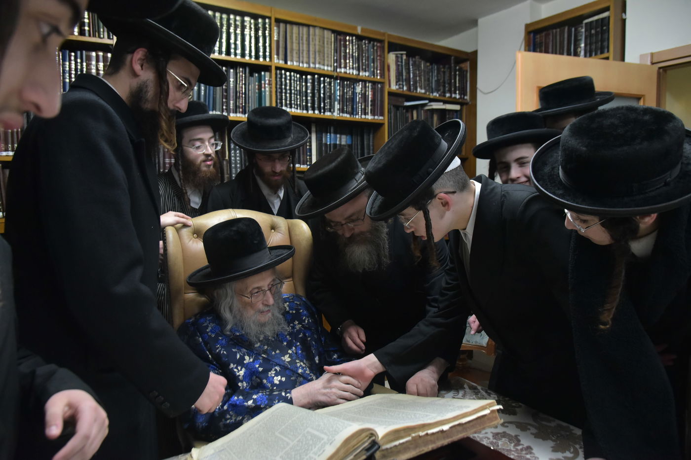 גאב"ד 'העדה החרדית' חילק מטבעות ברכה