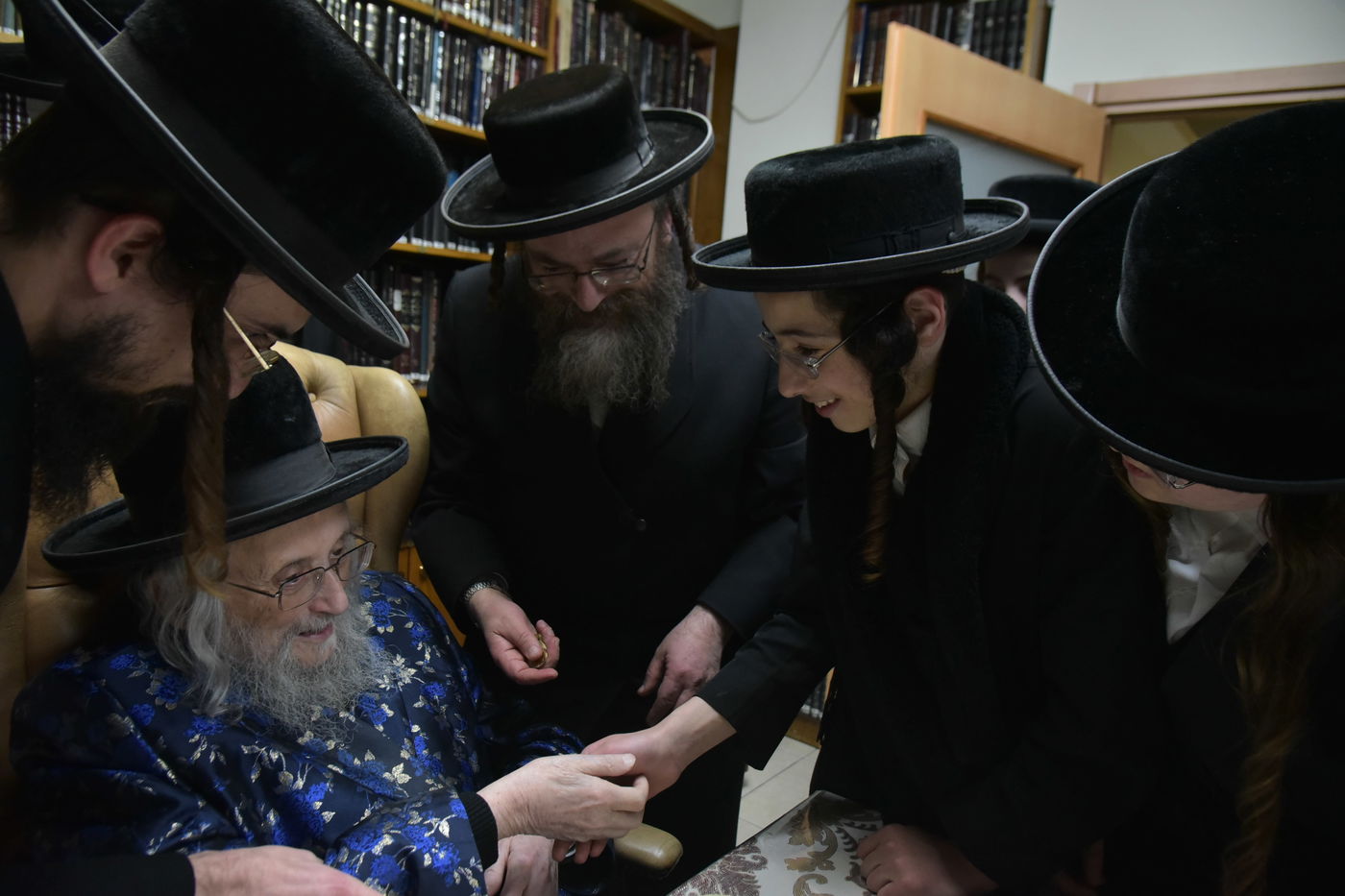 גאב"ד 'העדה החרדית' חילק מטבעות ברכה