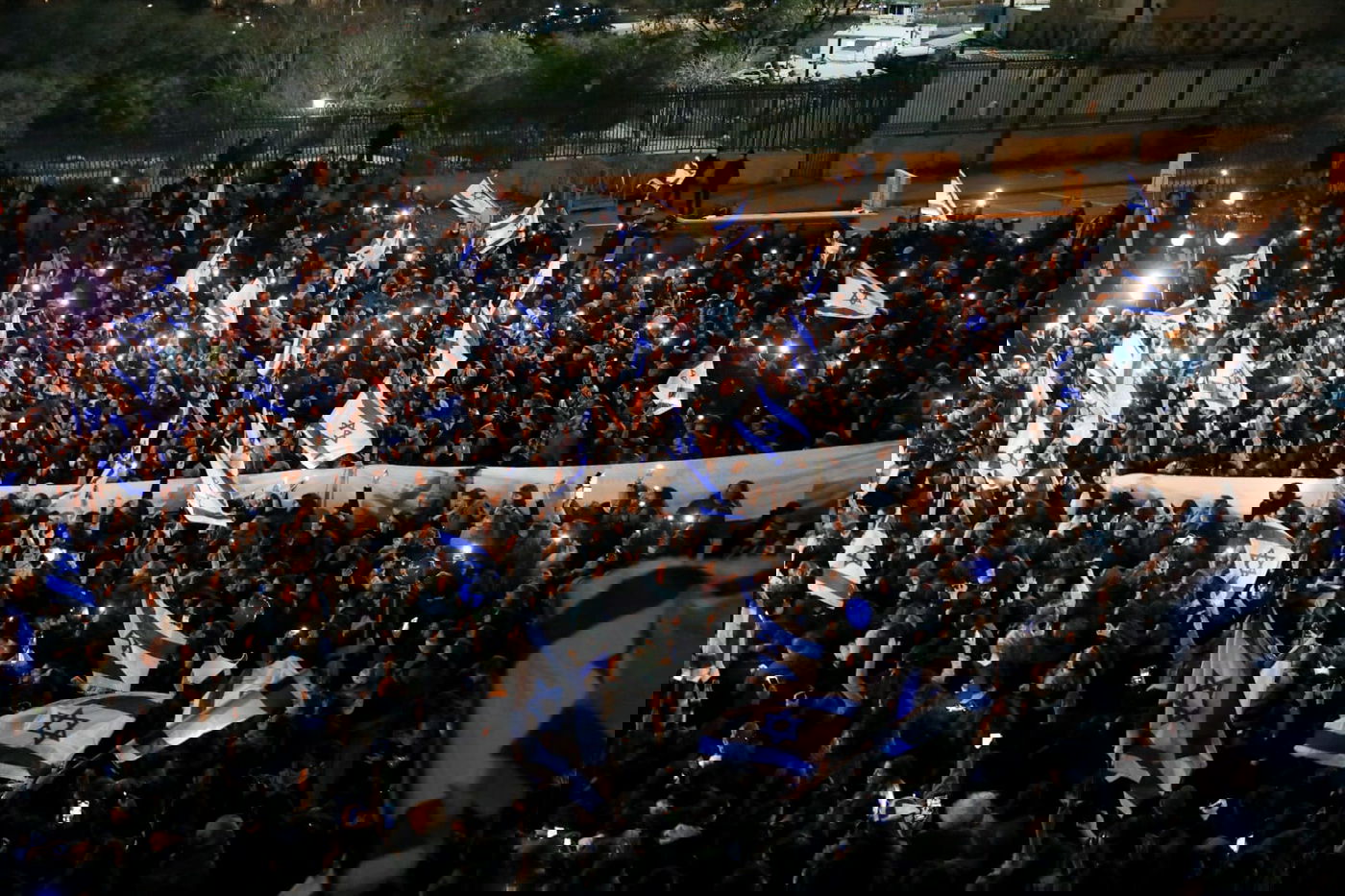 ההמונים מוחים בירושלים