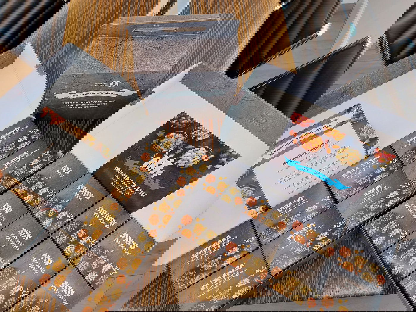 ב- 3 השבועות האלו, מאות ידיים ארזו, קשרו, העבירו בסרט נע: שזיפים, משמשים, תאנים, פיצוחים ועוד שאר מרעין בישין