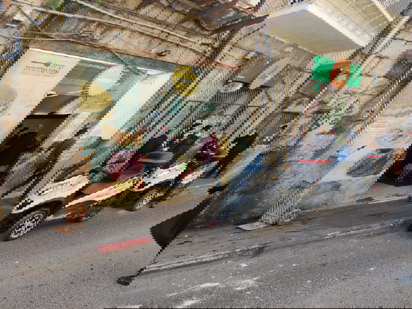 מאה שערים: שוטרים הוזעקו למאפייה - והותקפו