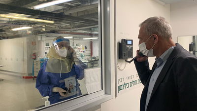 פרופ' אש: בוחנים קיצור בידוד לאנשי רפואה