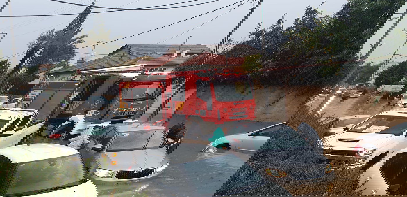 הצפות בפתח תקווה; תושב יצא לשיט • צפו