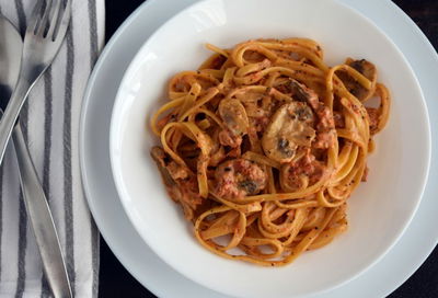 פסטה ברוטב עגבניות מוקרם עם פטריות