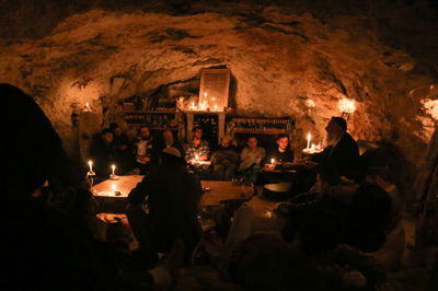 חבורת לומדי הזוהר במערה