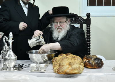 האדמו"ר מסאסוב בנטילת ידיים