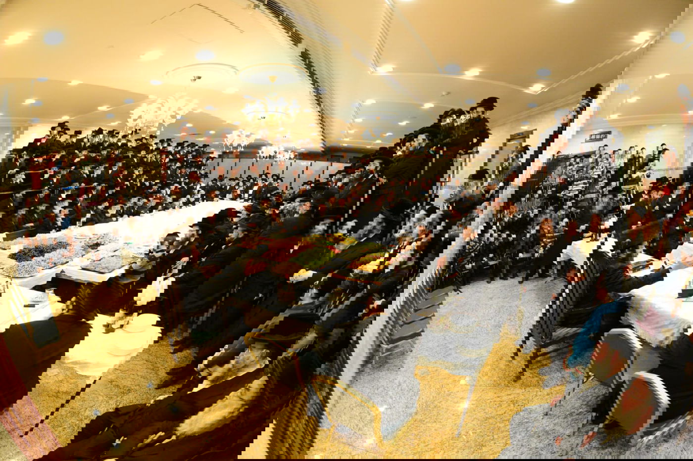 הרבי חילק פירות: 'טיש' ט"ו בשבט בחצר חסידות פיטסבורג