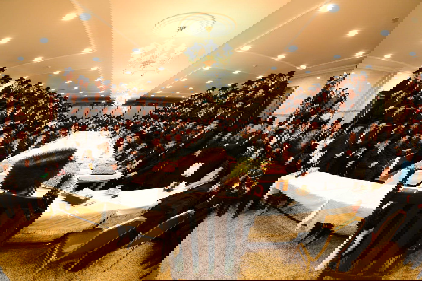 הרבי חילק פירות: 'טיש' ט"ו בשבט בחצר חסידות פיטסבורג