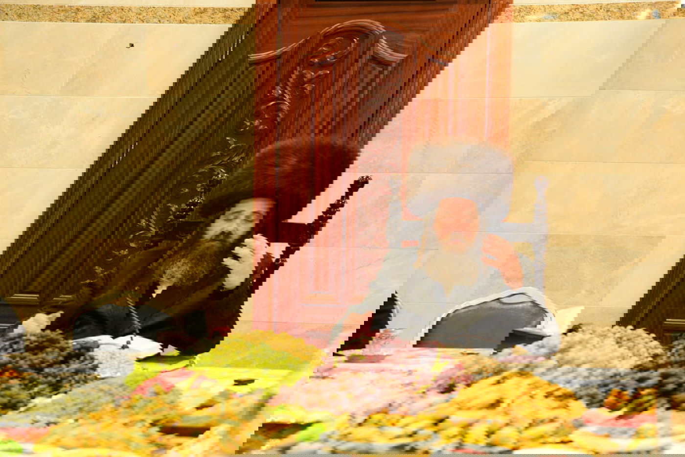 הרבי חילק פירות: 'טיש' ט"ו בשבט בחצר חסידות פיטסבורג