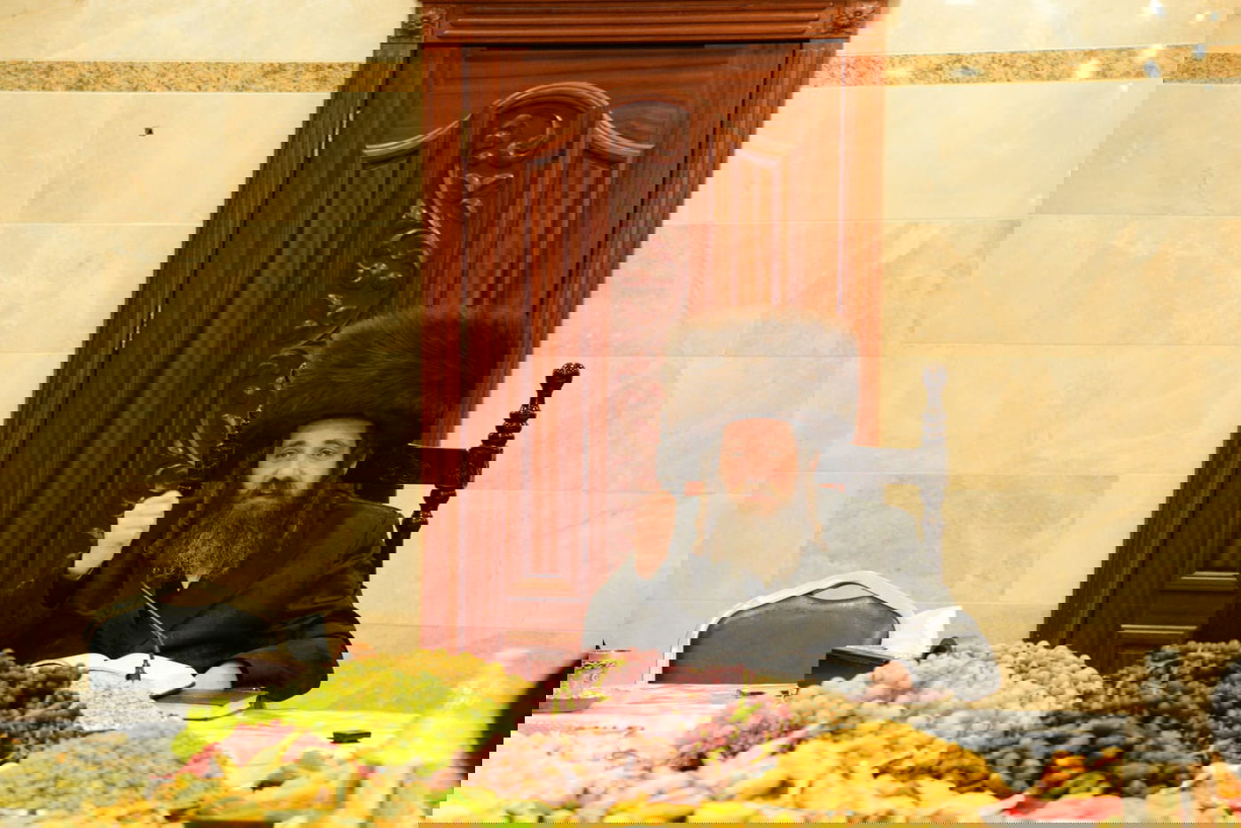 הרבי חילק פירות: 'טיש' ט"ו בשבט בחצר חסידות פיטסבורג