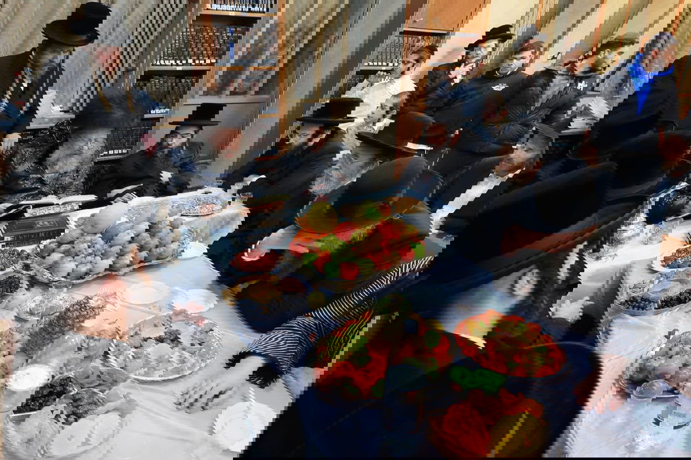 במהלך ה'טיש': האדמו"ר עורר את החסידים לברך בכוונה