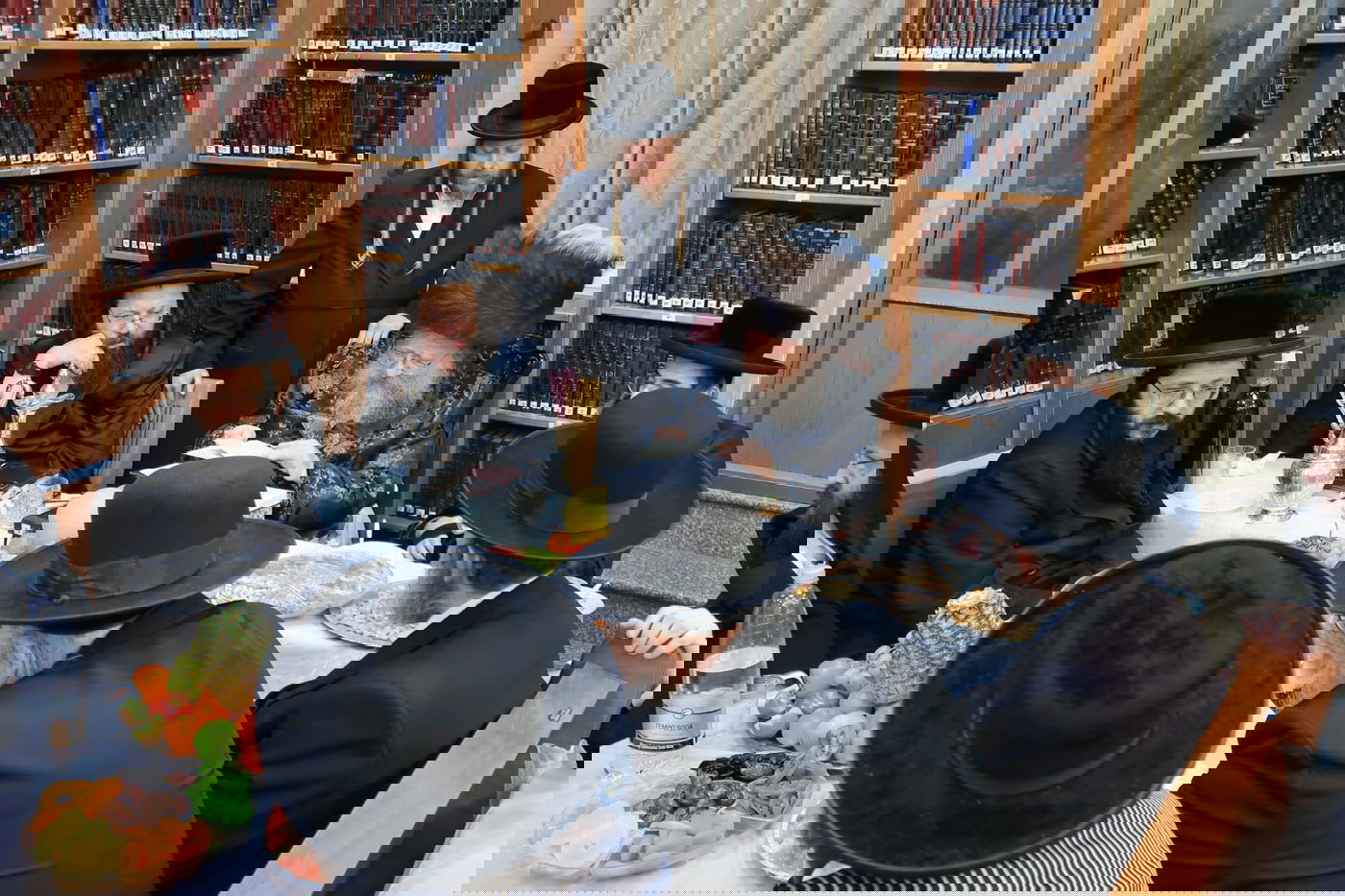 במהלך ה'טיש': האדמו"ר עורר את החסידים לברך בכוונה