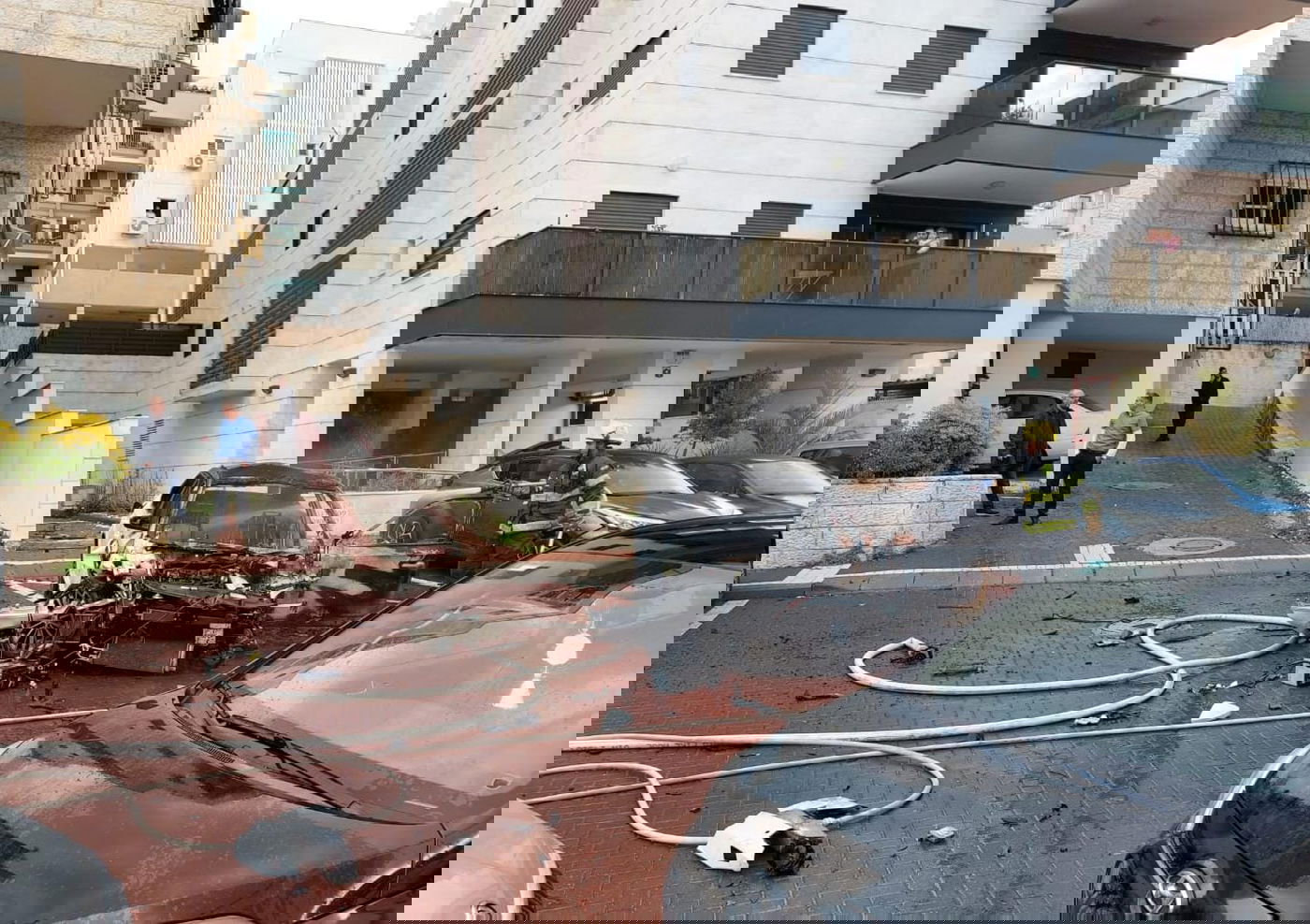 הרכב חונה, מתפוצץ והנהג מדדה החוצה • צפו