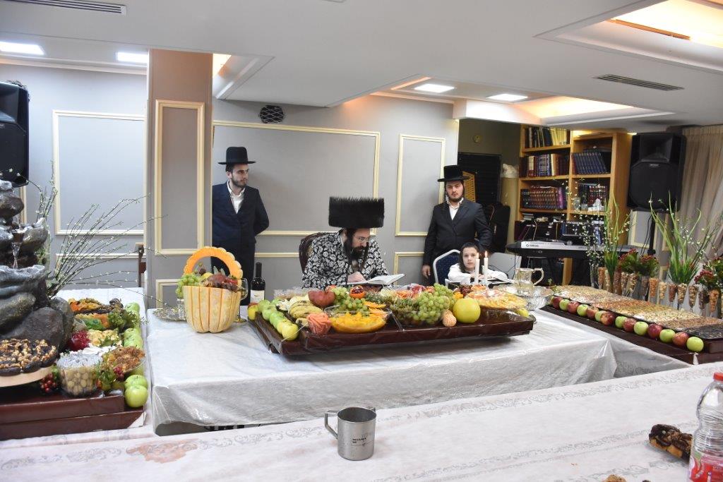 חלוקת תפוחים: ט"ו בשבט בחצר מעז'בוז