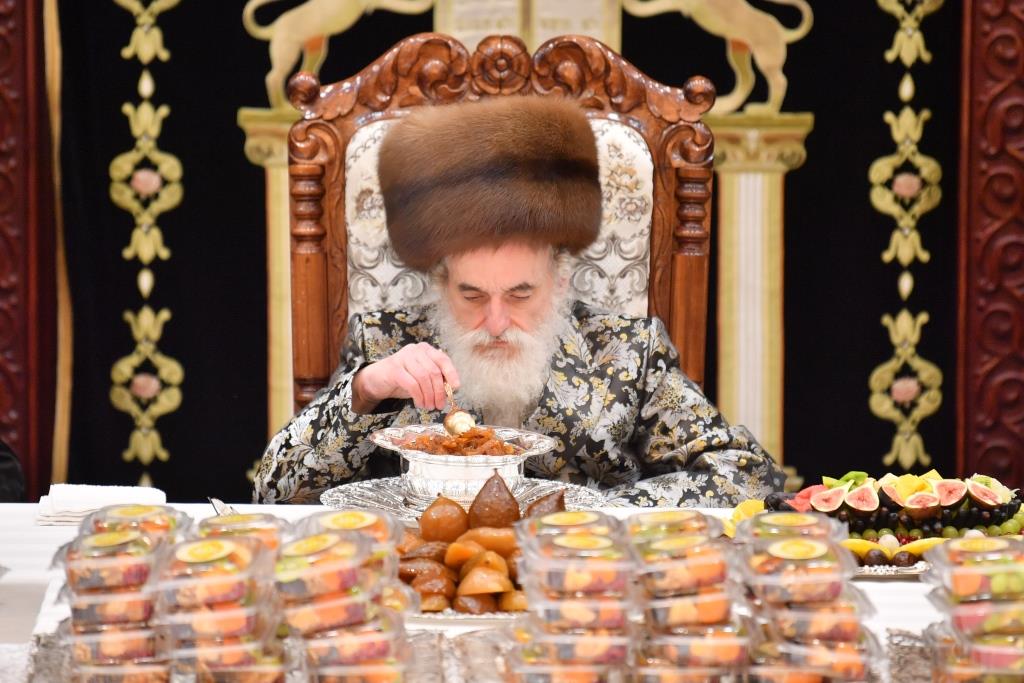 תיעוד: ראש השנה לאילנות בחסידות ויז'ניץ