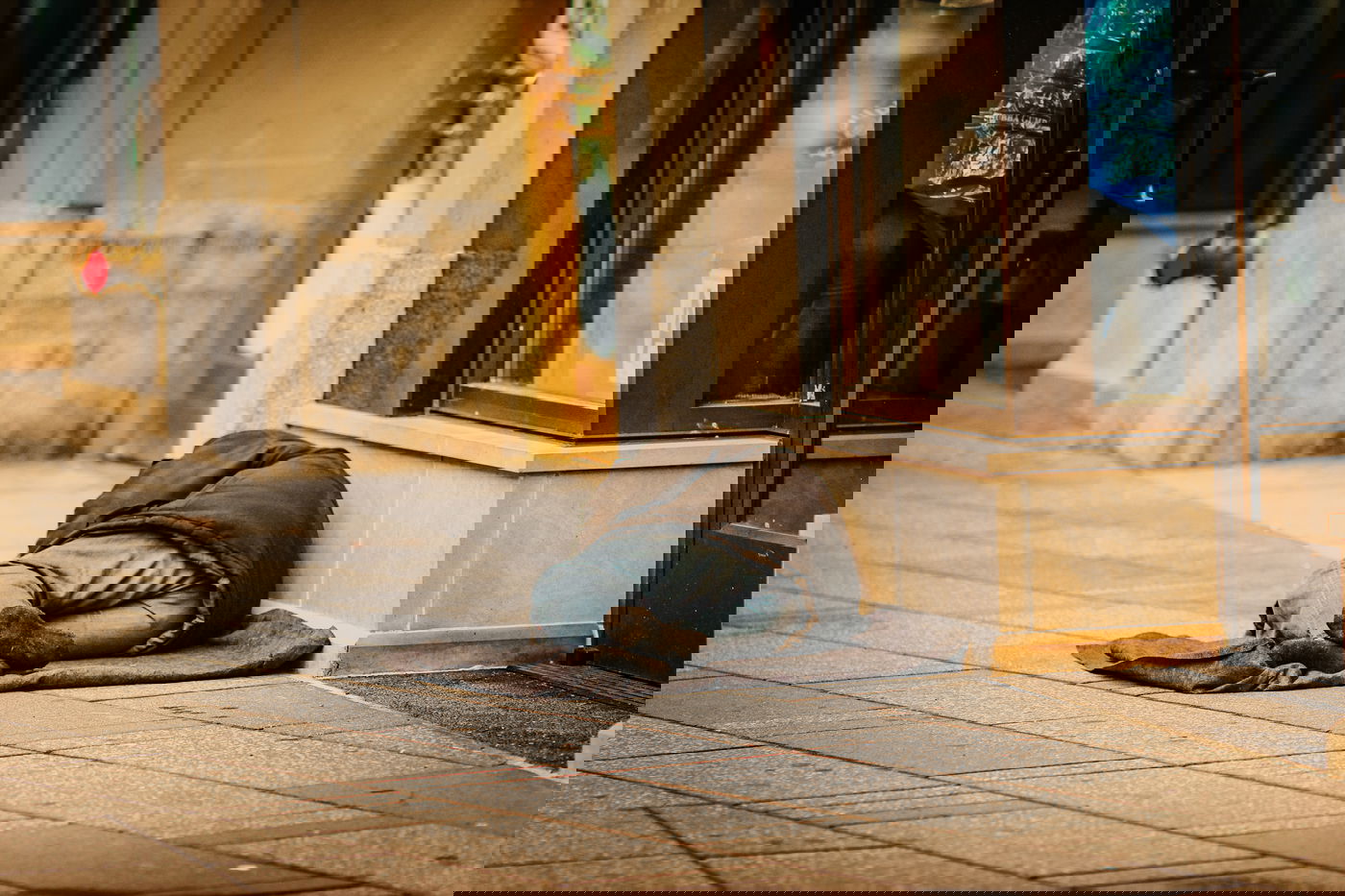 בחוץ, גשום וקר; ואיפה ישנים ההומלסים? • סיור מצולם