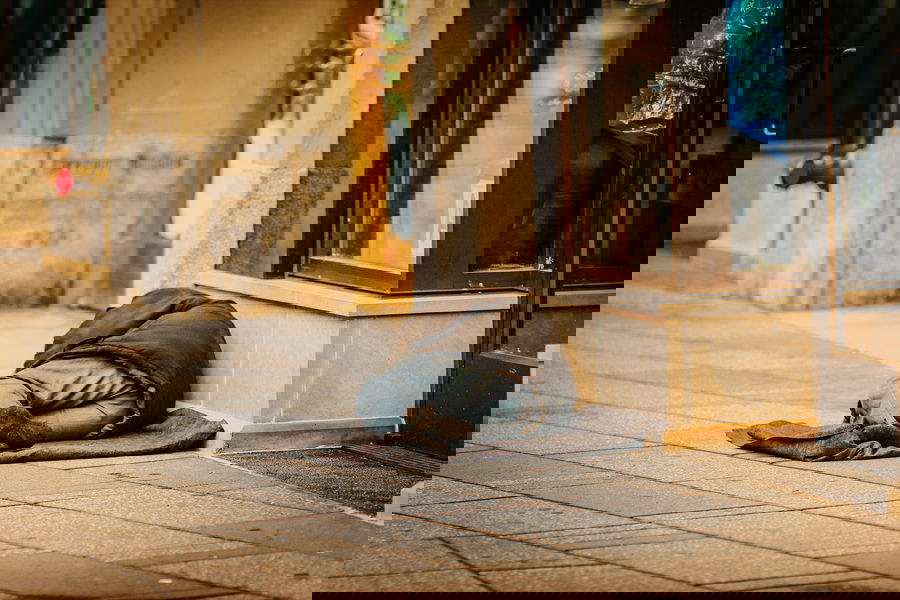 בחוץ, גשום וקר; ואיפה ישנים ההומלסים? • סיור מצולם