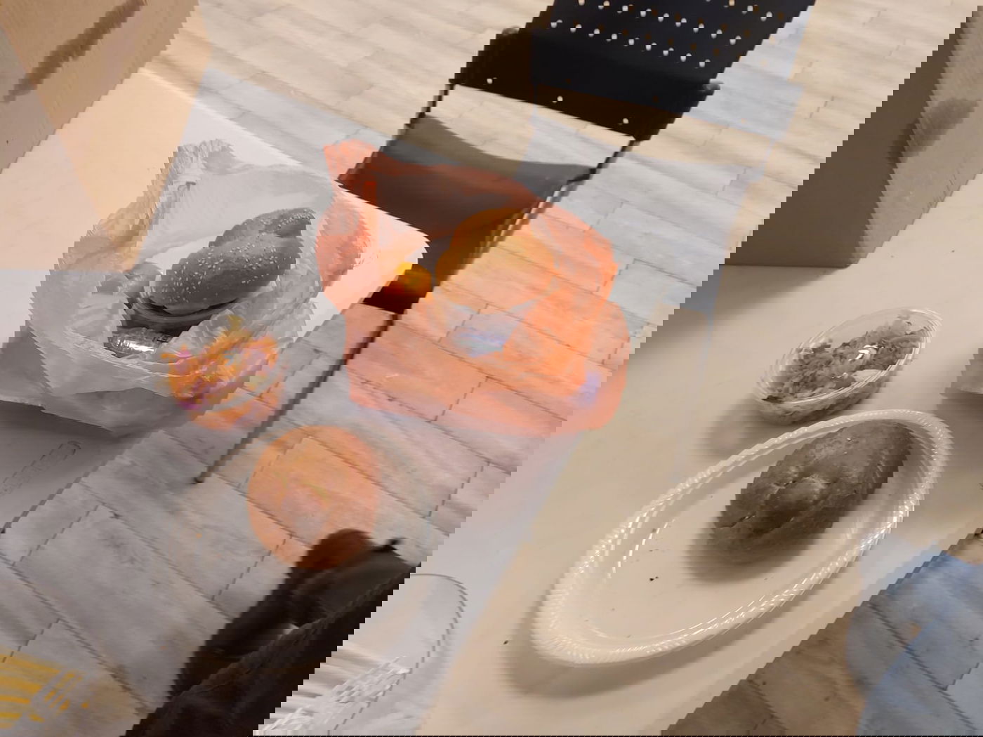 ארוחה חמה לנזקקים - בבית התבשיל