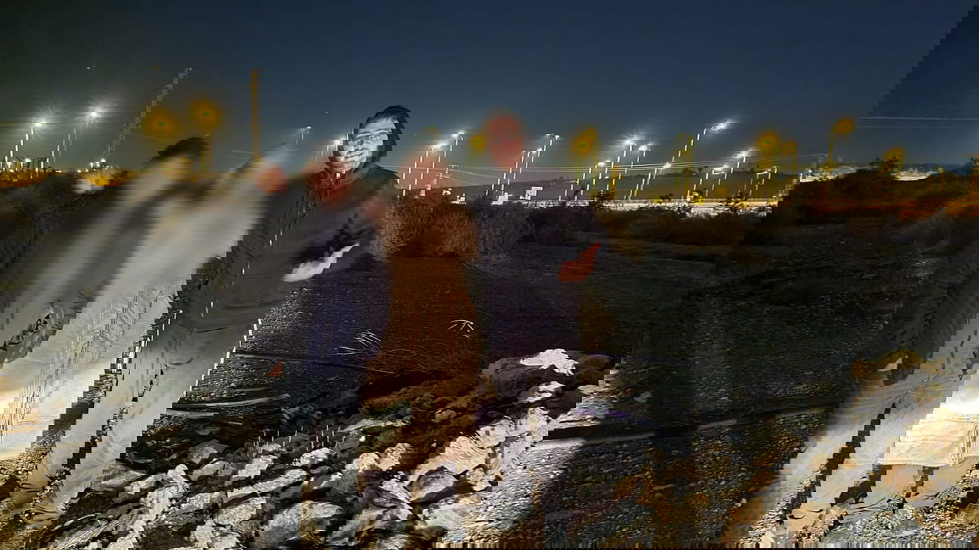 "עבאס שקרן; בנט בדיחה"; ביקור ט"ו בשבט אצל הבדואים