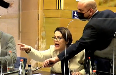 דיסטל אטבריאן מוצאת מהאולם