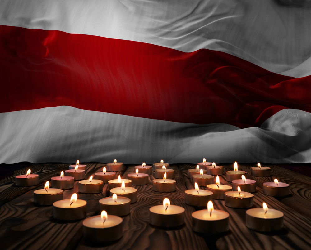 נרות זיכרון על רקע דגל בלארוס