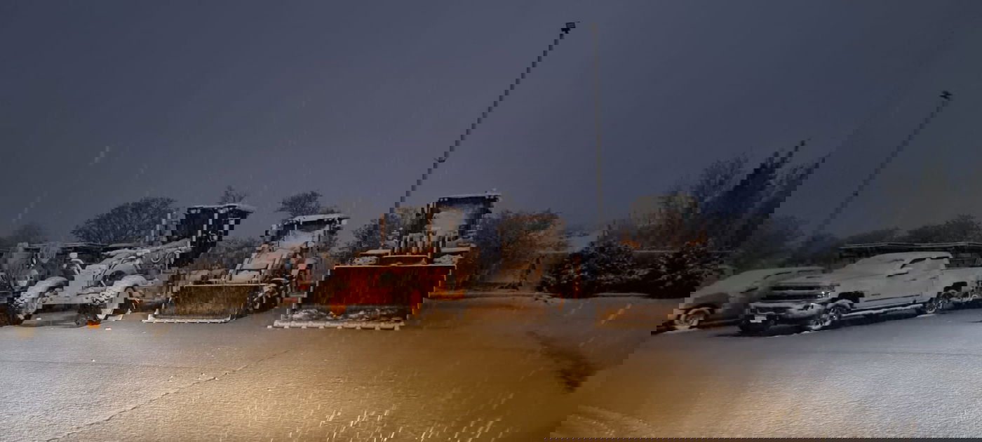 שלג החל לרדת בצפון הגולן ועבודות פילוס הכבישים החלו