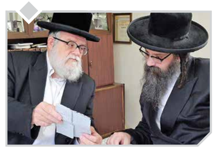 הרה"ח ישראל משה מנדל – הינוקא הפלאי (משמאל) עם גאב"ד חרדים הרה"צ אשר אנשיל כ"ץ