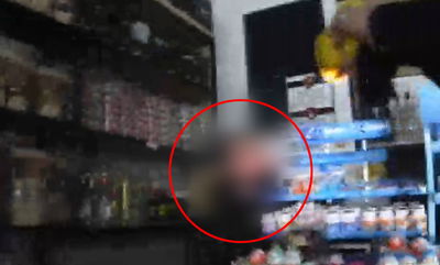 תפיסת החשוד מתחת לדלפק בתוך החנות ומעצרו