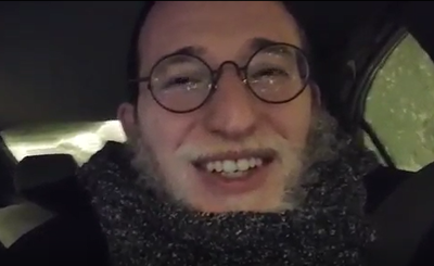 הזמר המפורסם נתקע בשלג, כך הוא חולץ