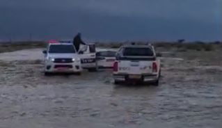 כביש 90: נהגת נתקעה בשיטפון • צפו בחילוץ