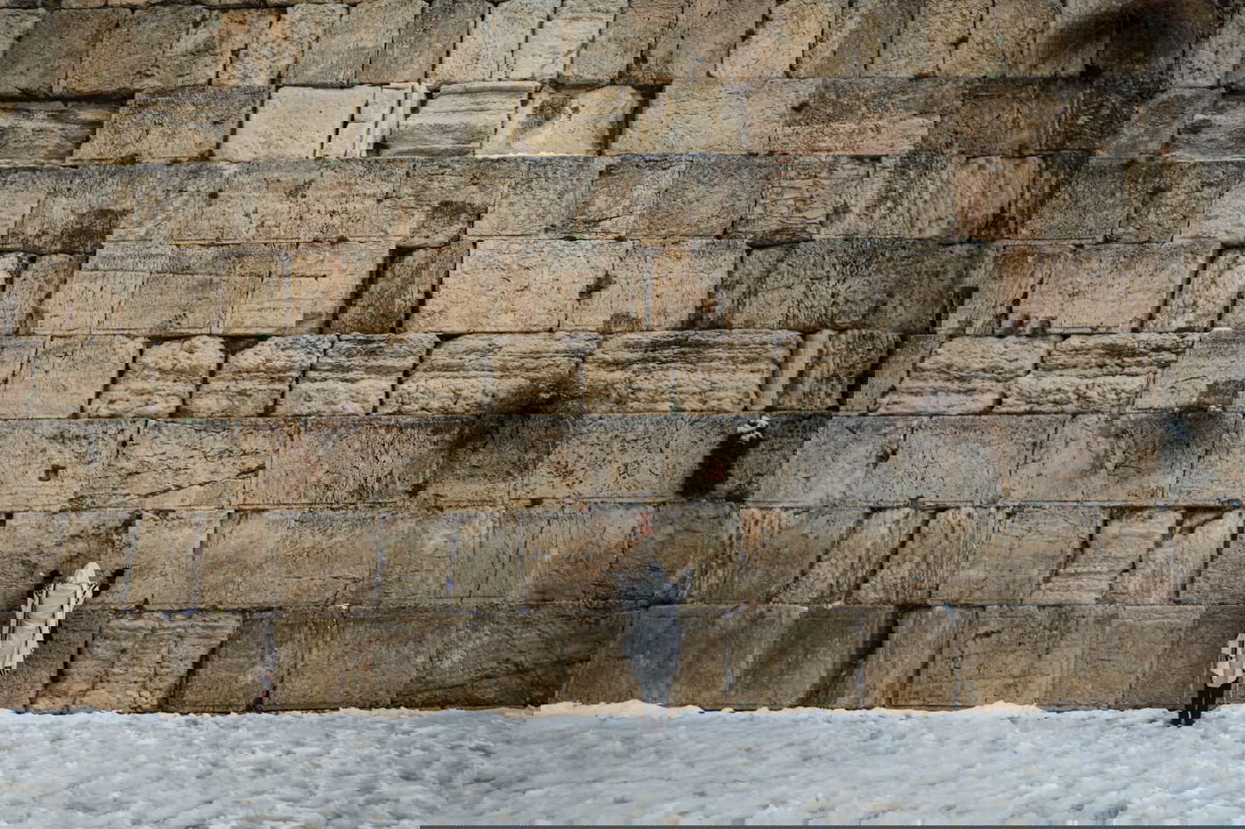 תמונת השבוע: מתפלל אחד בכותל המערבי