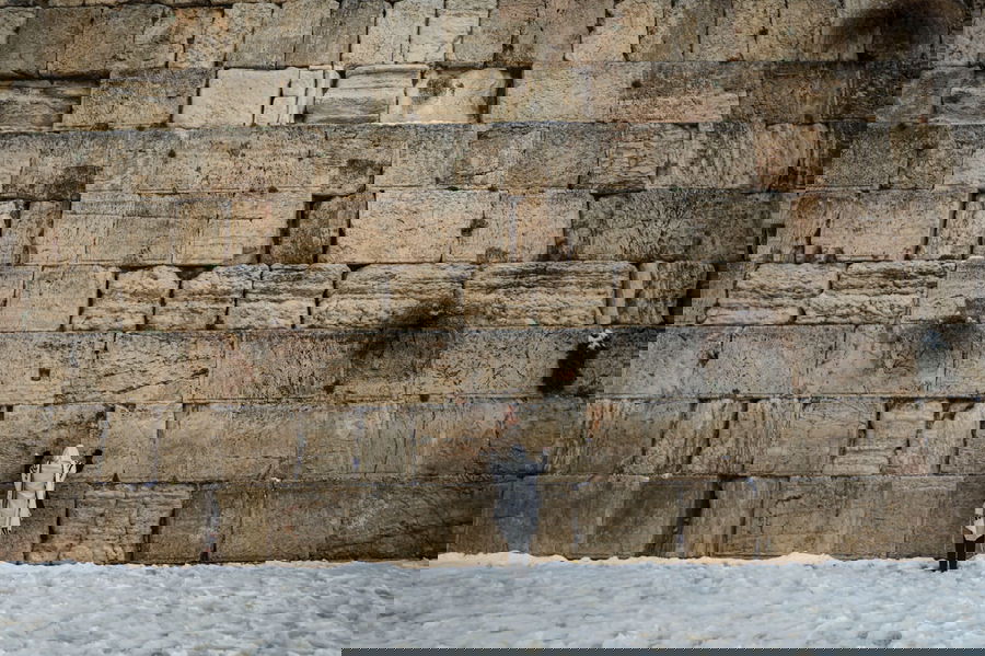 תמונת השבוע: מתפלל אחד בכותל המערבי