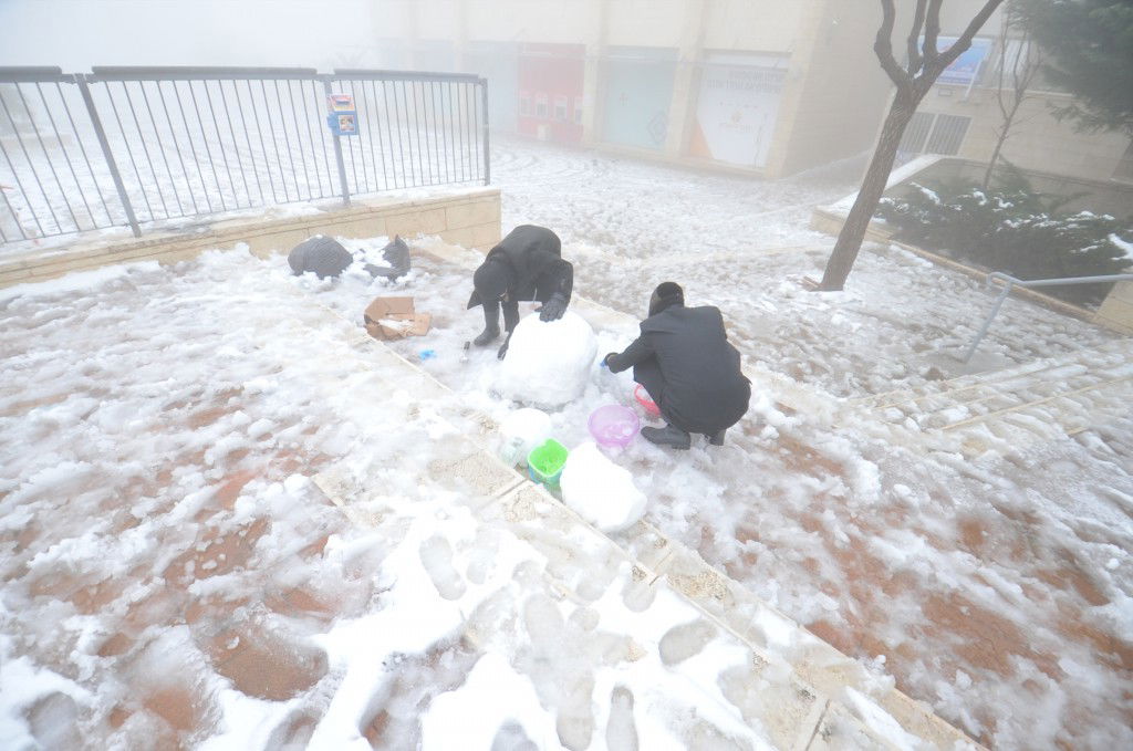 בובות באישון ליל: מראות השלג בביתר עילית