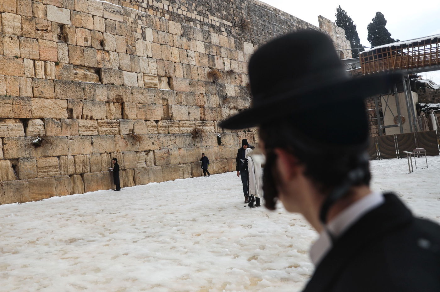 הכותל המערבי נצבע בלבן • גלריה מקיפה