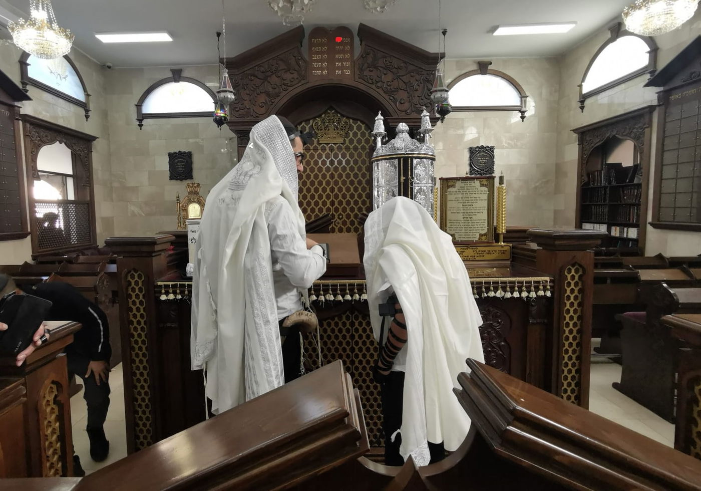 בלית ברירה, גילתה האם לבנה כי היא יהודייה ולכן גם הוא יהודי אבל לא עשתה דבר כדי לצאת מהכפר הערבי - בר המצווה בנתיבות