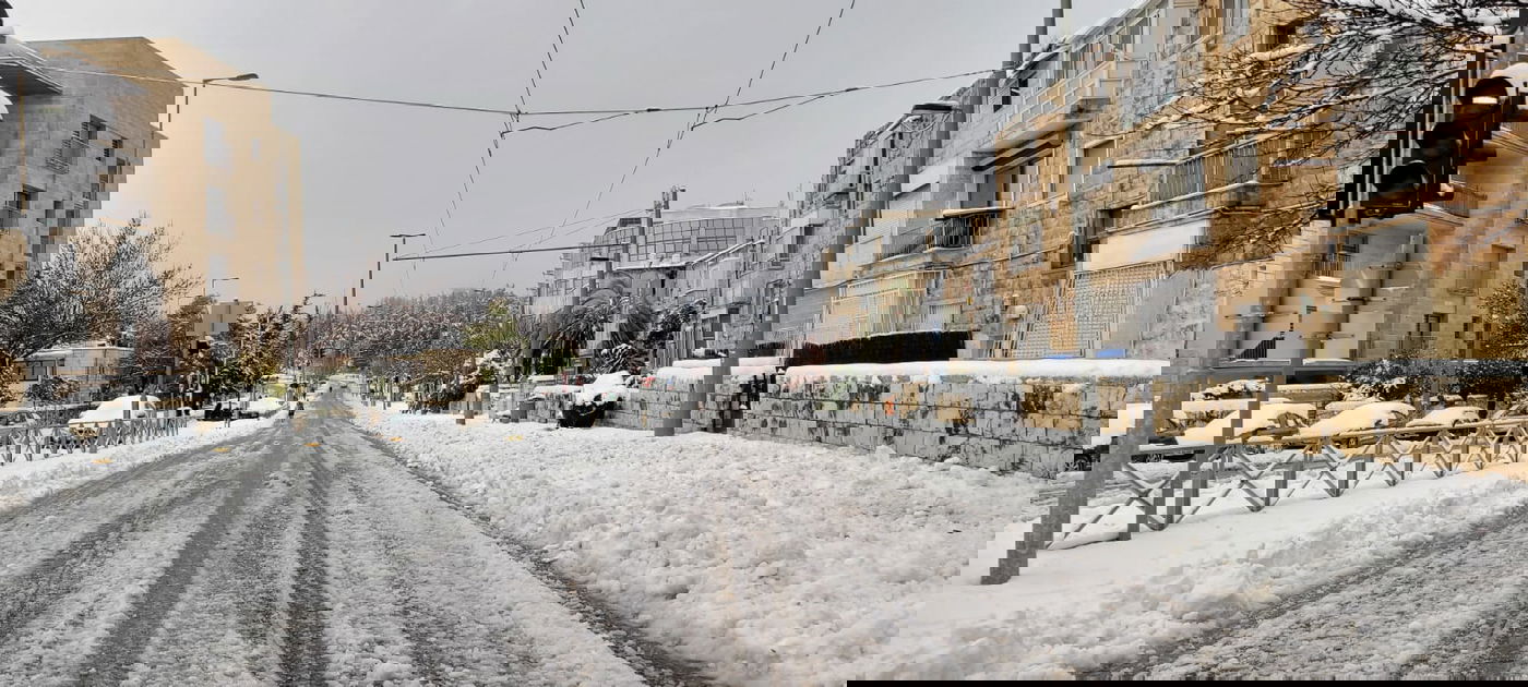 פסי רכבת הקלה בלבן