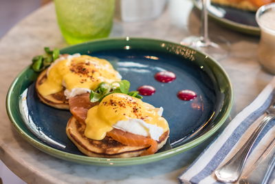 אגז בנדיקט - ביצים עלומות עם רוטב הולנדז