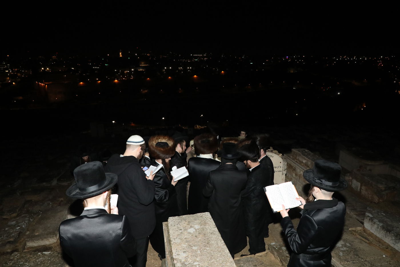 האדמו"רים מזוטשקא אמסנא עלו לציון אביהם